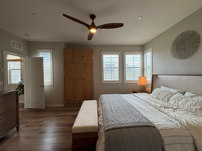 Building Photo - Updated 4 Bedroom 3.5 bath Condo located i...