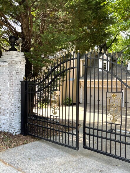 Primary Photo - 915 Woodlawn Dr NE