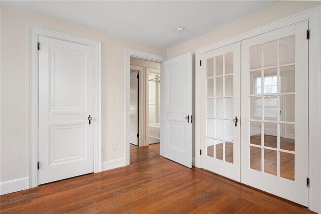 Building Photo - 118 Ruggles Ave