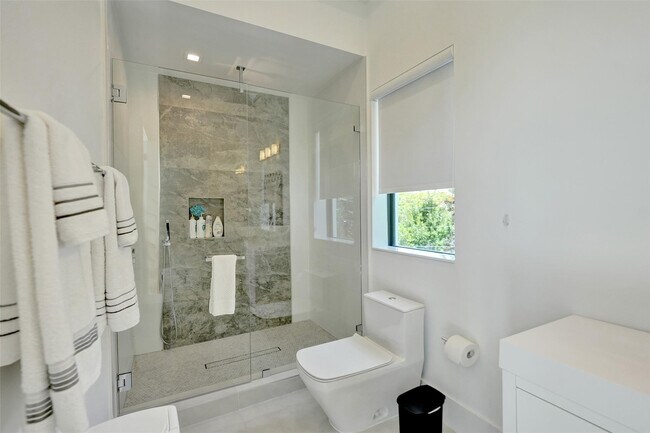 Building Photo - 1111 SE 9th Ave