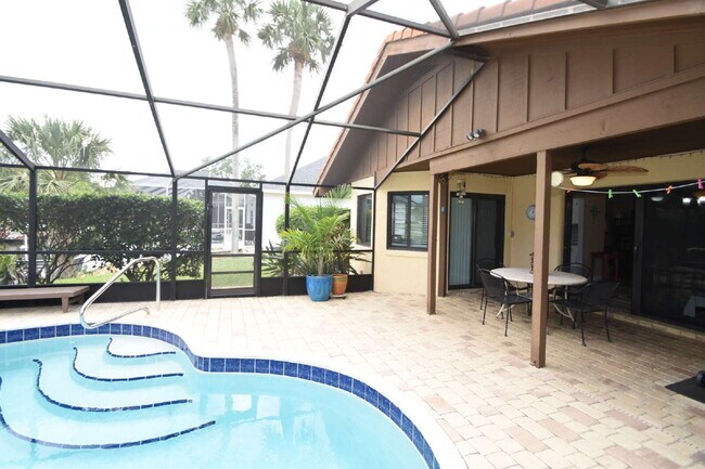 Building Photo - Absolutely adorable 3 bedrooms 2 bath Cana...