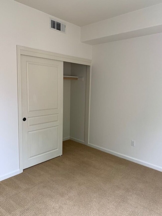 Building Photo - GORGEOUS MODERN 3BR 3BA TOWNHOUSE IN BEAUT...