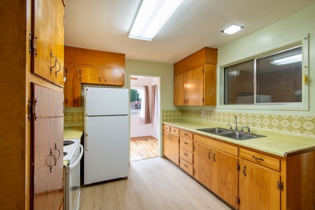 Building Photo - Charming, Newly-Renovated 3 Bed, 1.5 Bath ...