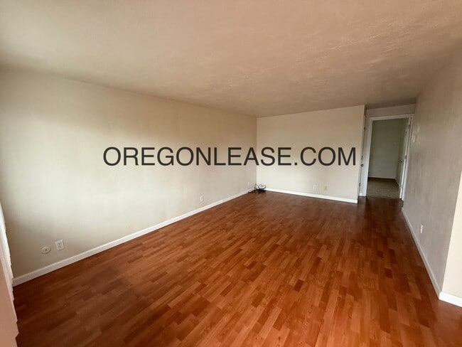 Building Photo - 1 bed 1 bath upstairs apartment near downtown Eugene