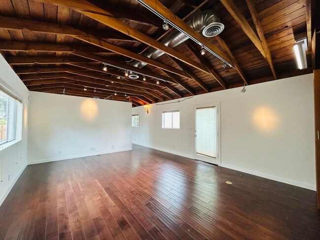 Building Photo - Spacious One Bedroom + Den Backhouse! In Unit Laundry! Prime Location!