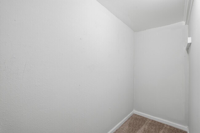 Building Photo - 505 E Heron St