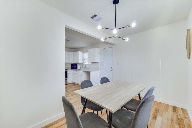 Building Photo - 6603 Victoria St