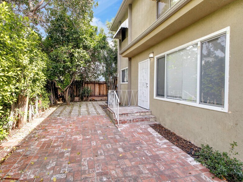 Building Photo - 1040 N Sierra Bonita Ave