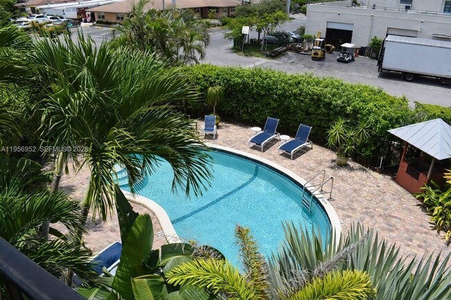 Building Photo - 1100 NE 9th Ave