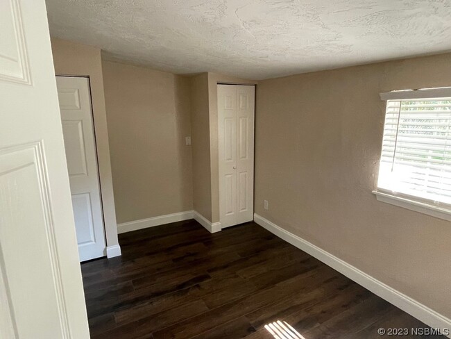 Building Photo - 255 Oak Ln