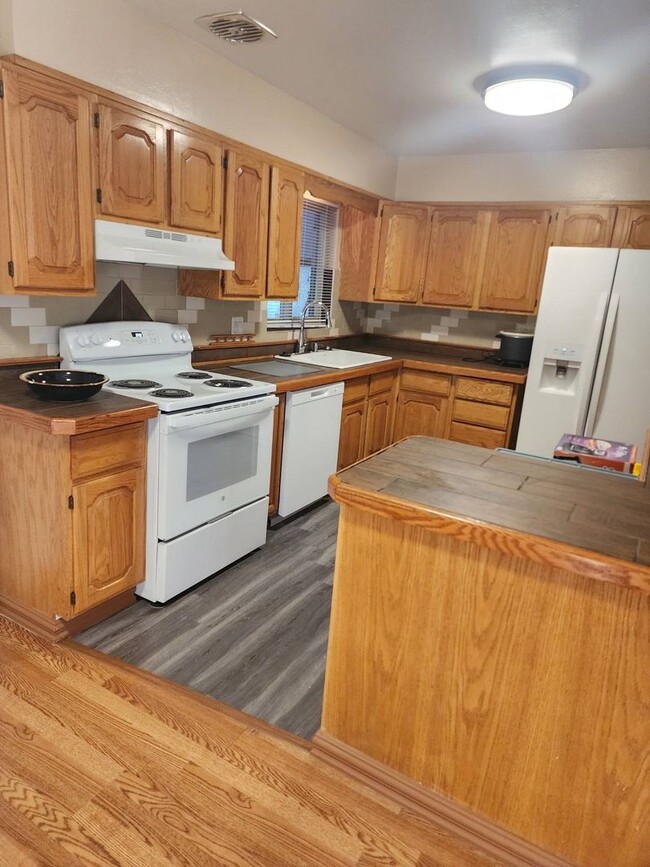 Building Photo - Beautiful 5 Bed Home for Rent in Arvada!