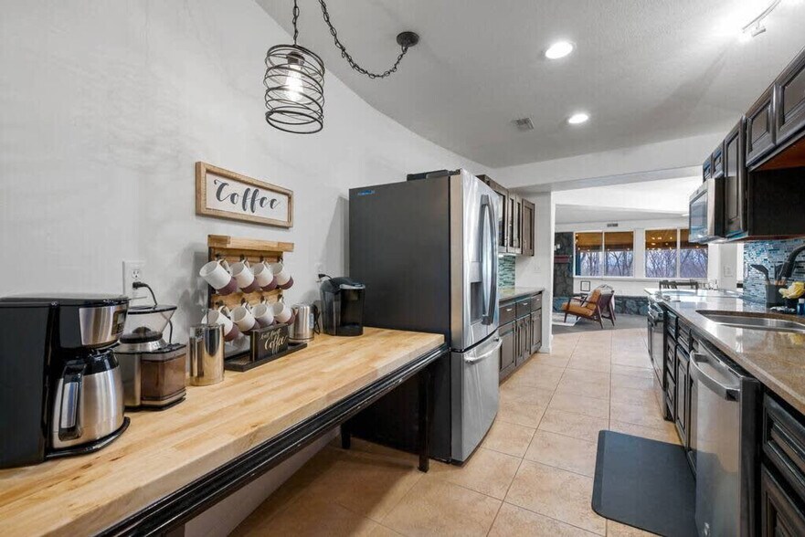 Building Photo - 578 Mountain Dr