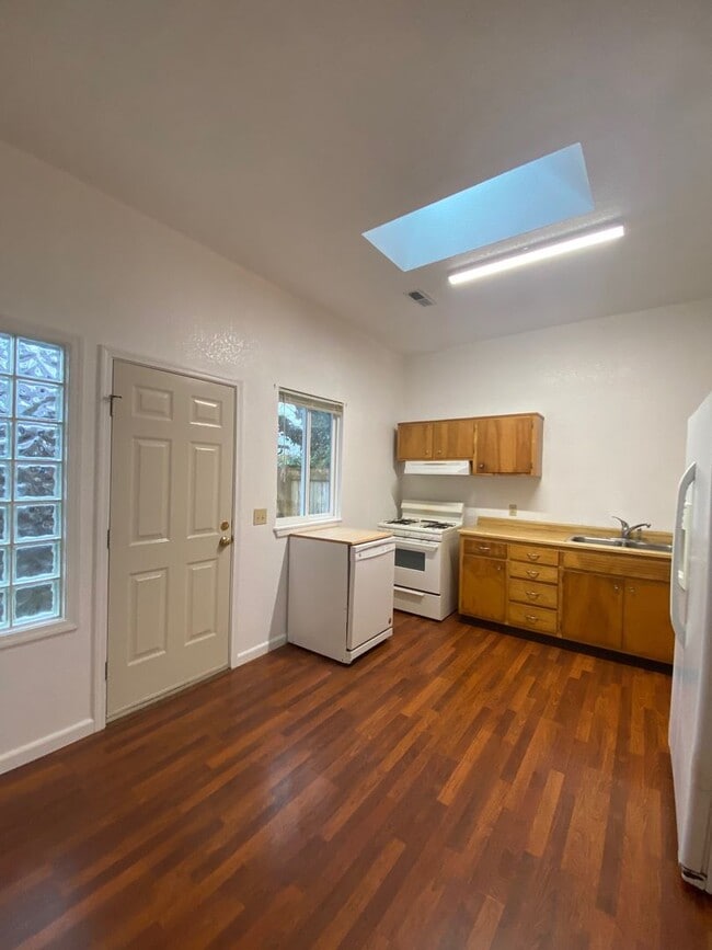 Building Photo - Sweet 2/1 McKinleyville house with garage and laundry