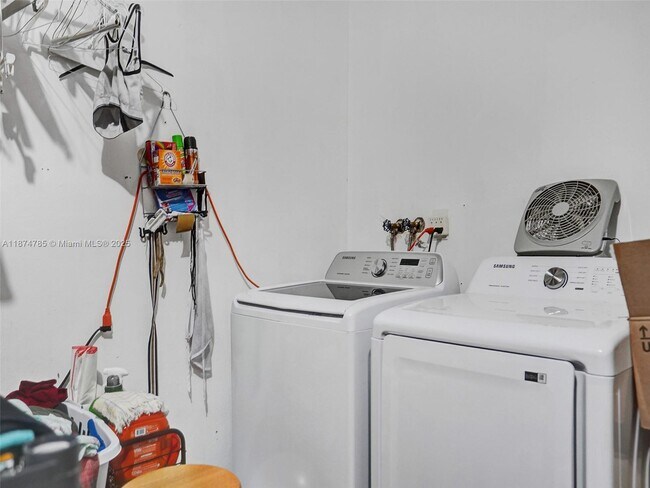 Building Photo - 8662 Bridle Path Ct