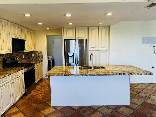Building Photo - 3036 Avenida Christina