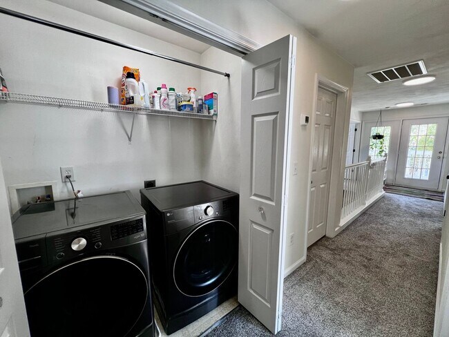 Building Photo - Charming 4 Bedroom home Near Virginia Beach Oceanfront!