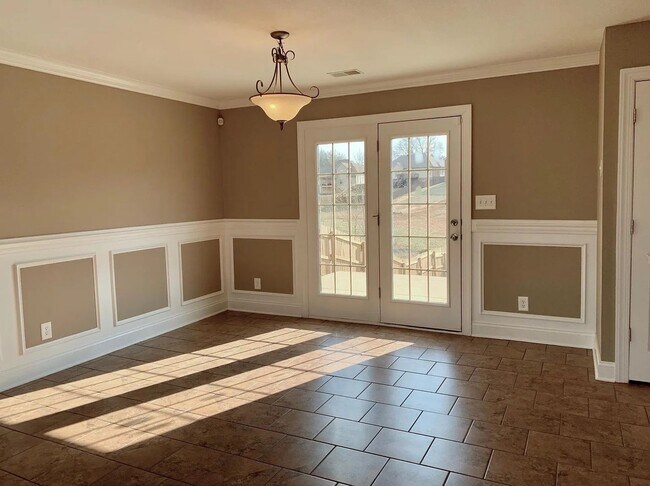 Building Photo - Charming 4-Bedroom Home in the Heart of Ad...