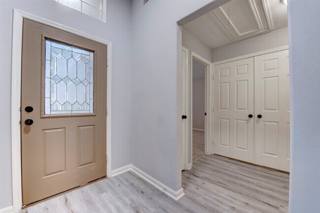 Building Photo - 9026 Eaglecove Dr