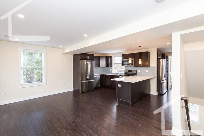 Building Photo - Charming 4 Bedroom