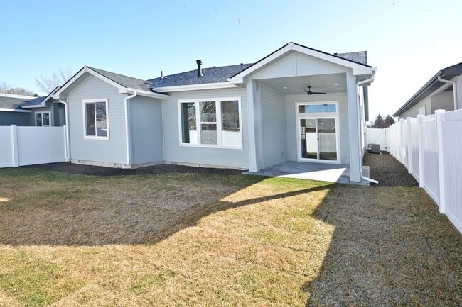 Building Photo - Centrally Located 3 Bedroom 2 Bathroom Home