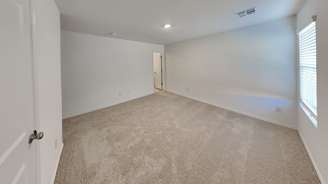 Building Photo - Nice and Spacious 3 Bedroom 2 Bathroom Hom...