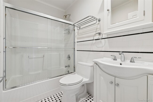 Building Photo - 335 Herricks Ln