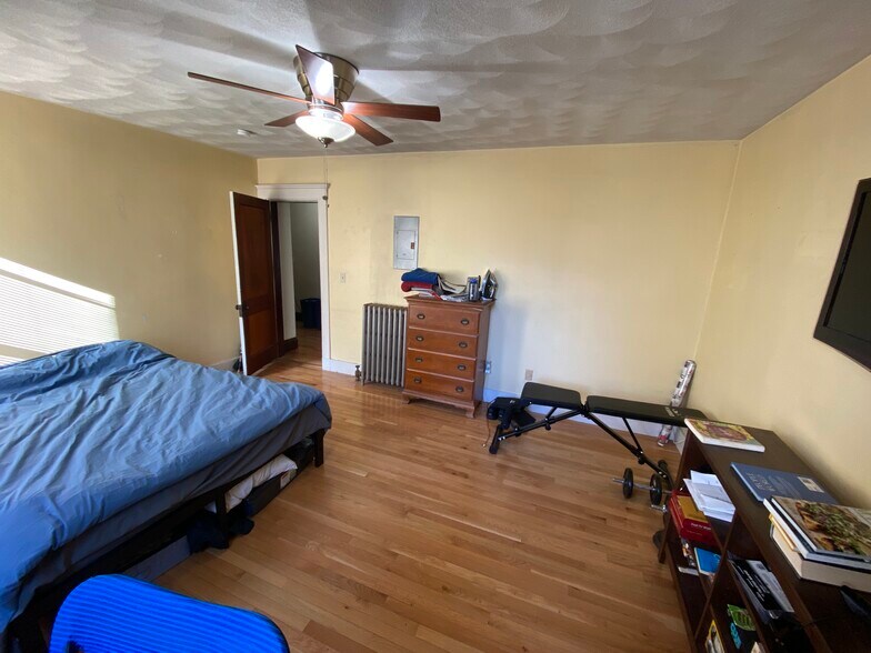 Building Photo - 221 Holland St