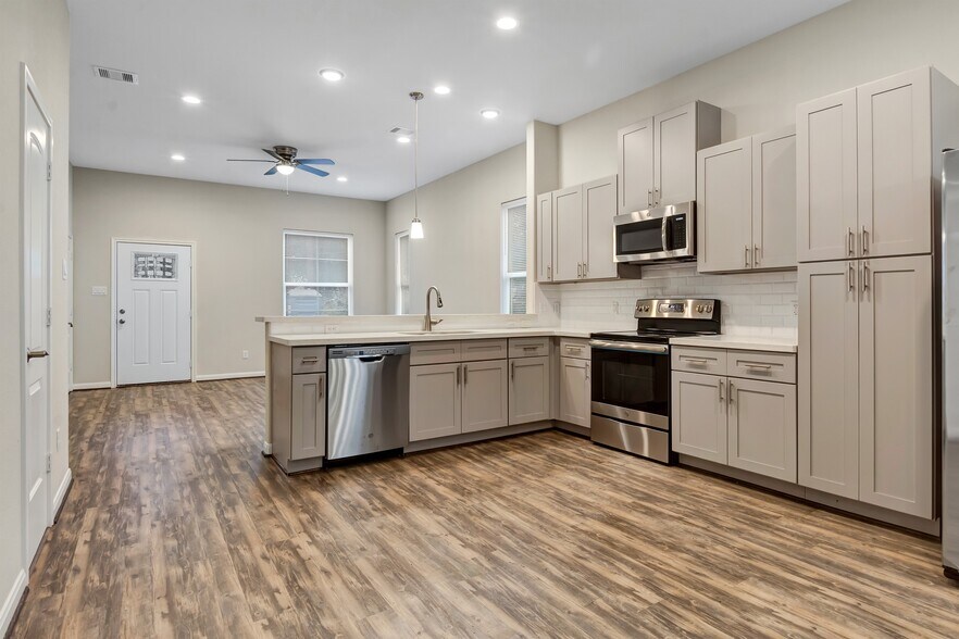 Building Photo - 21 Latham