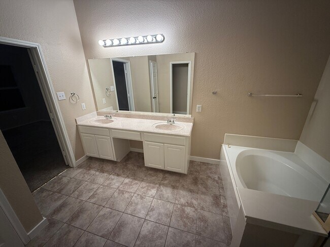 Building Photo - 3404 Pinecone Dr