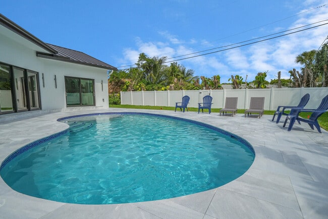 Building Photo - 1248 N Harbor Dr