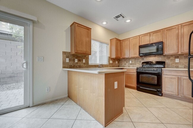 Building Photo - *MOUNTAINS EDGE 3 BED 2.5 BATH * COMMUNITY POOL, FITNESS CENTER, AND SPA *
