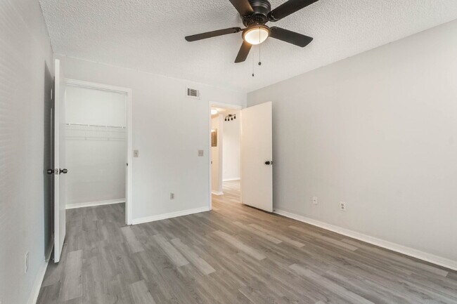 Building Photo - Charming 1-Bedroom Condo Retreat in Orlando - Conveniently Located!