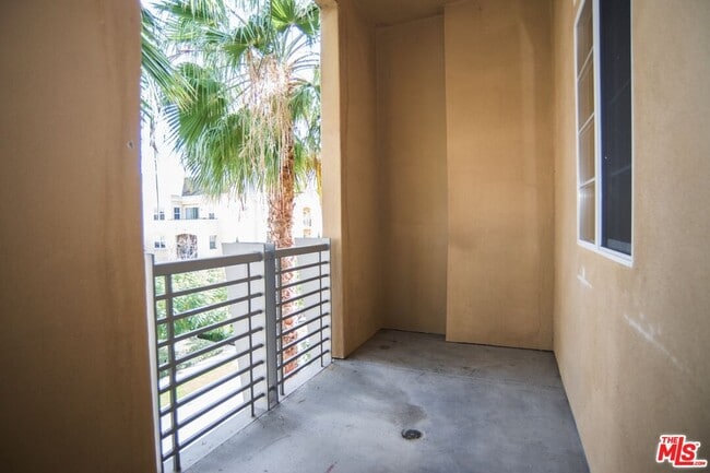 Building Photo - 5831 Seawalk Dr