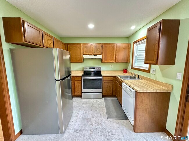 Building Photo - 10 Windwood Dr