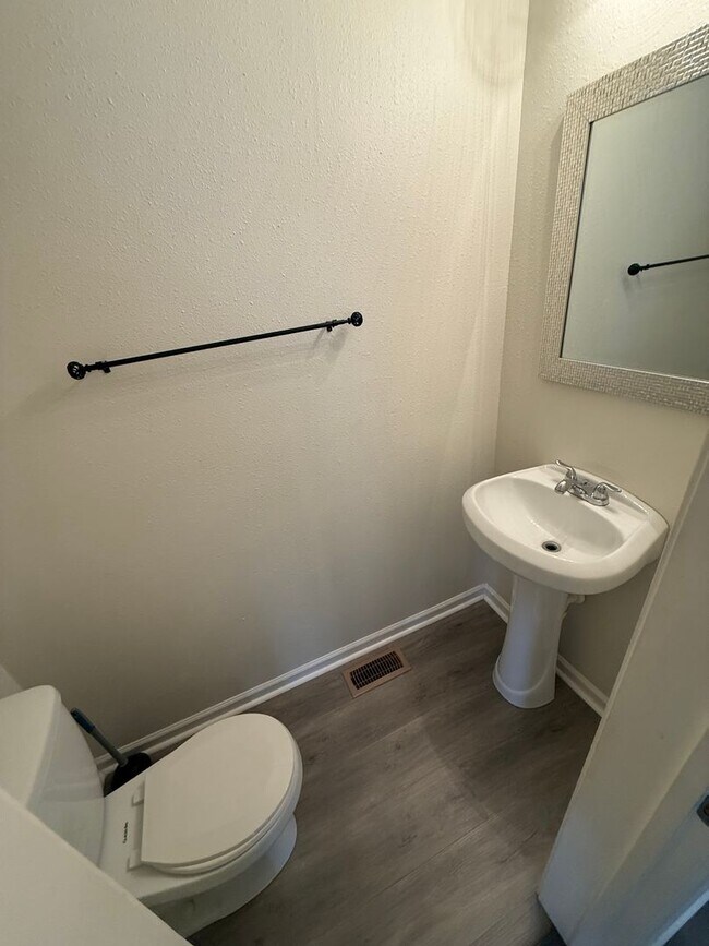 Building Photo - **4bed near MIL base- GRANITE/STAINLESS STEEL Appliances~ Roomates welcome!