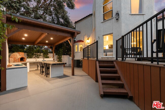 Building Photo - 2240 Hillhurst Ave