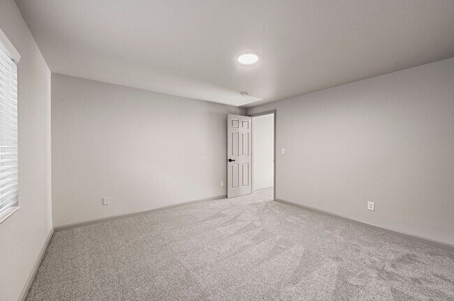 Building Photo - 5540 Almont Ave