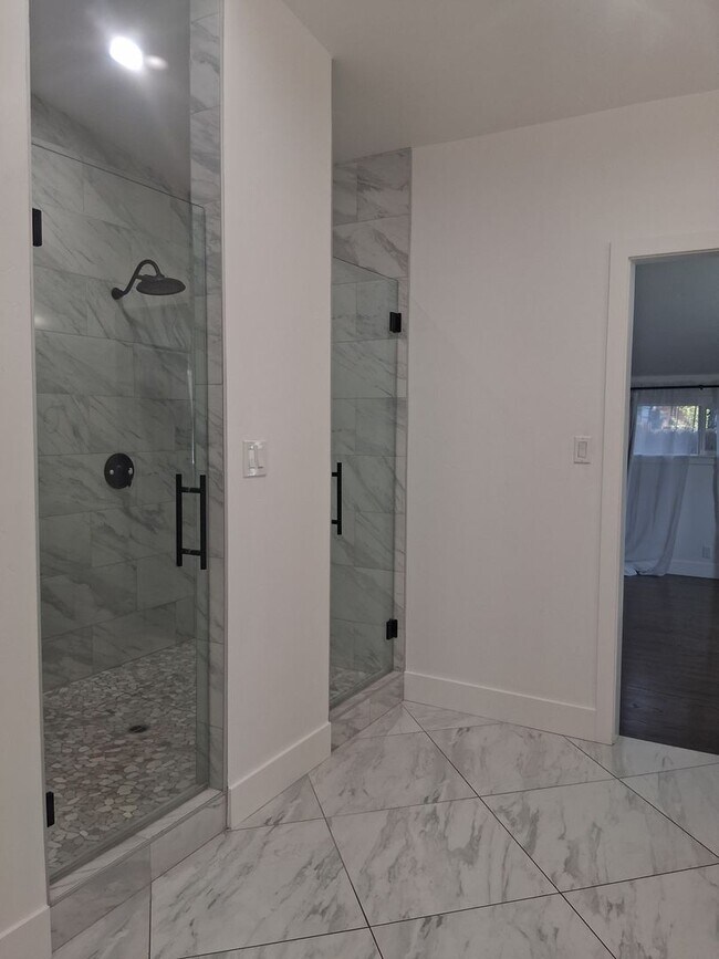 Building Photo - Midtown Charm Meets Modern Luxury