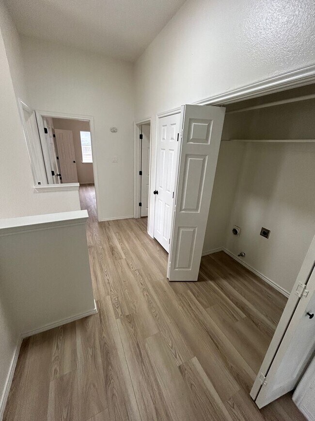 Building Photo - 1131 Holly Dr