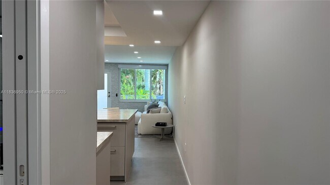 Building Photo - 405 N Hibiscus Dr