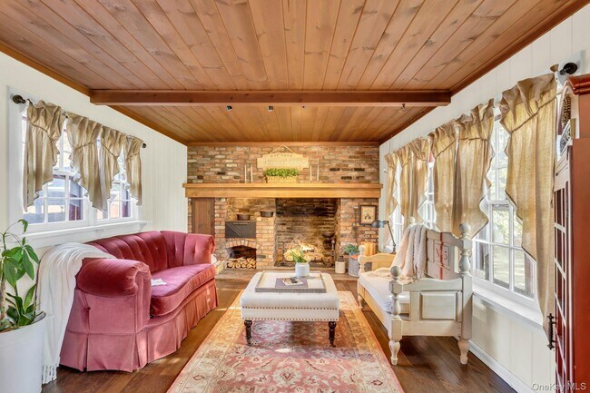 Building Photo - 105 Academy St