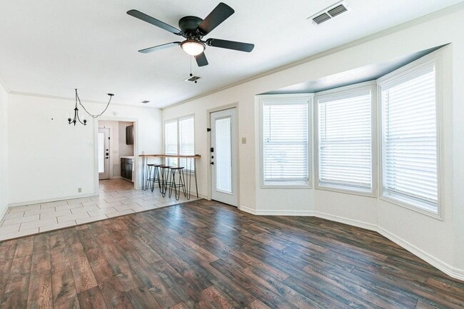 Building Photo - Cute 2 Bedroom Close to Texas Tech