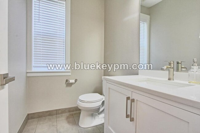 Building Photo - 3 Bed, 2.5 Baths Luxury Home Located Near ...