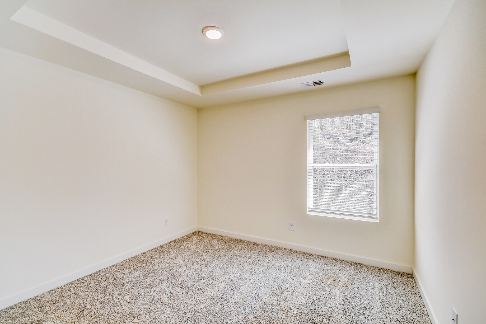 Building Photo - 8 Deer Creek Dr