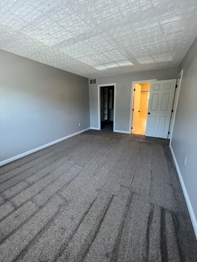 Building Photo - Charming 4 Bedroom 2.5 Bathroom Home in Hi...