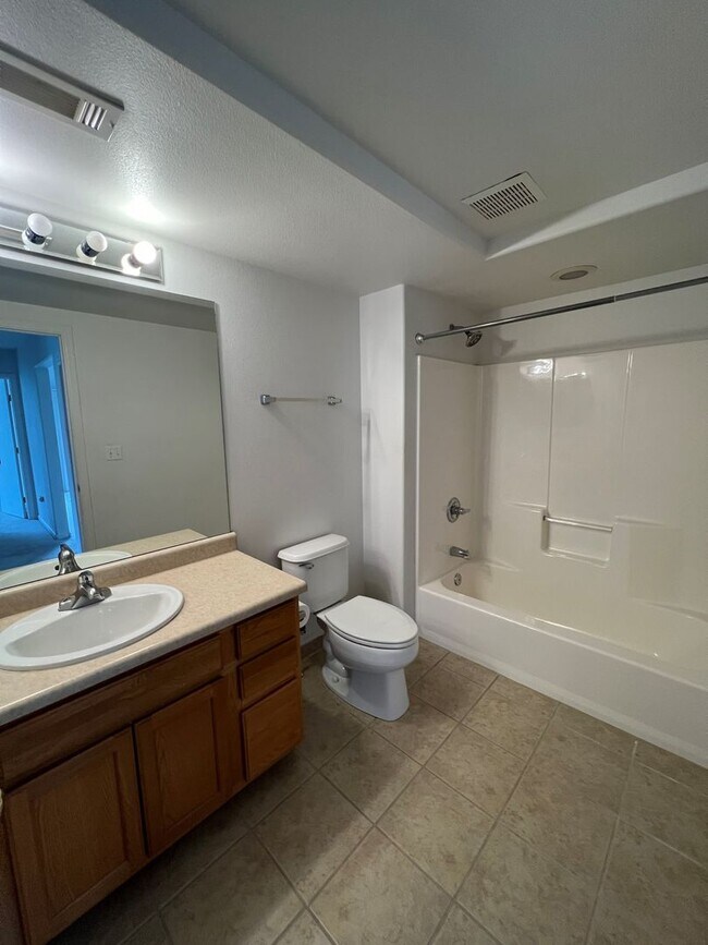 Building Photo - 2 Bedroom 2 Bath Condo in New Castle