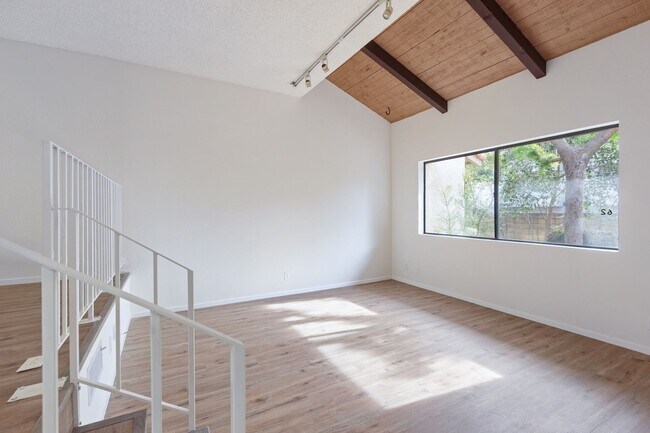 Building Photo - Tri-Level Townhome with Bonus Room | Ranch Los Charcos