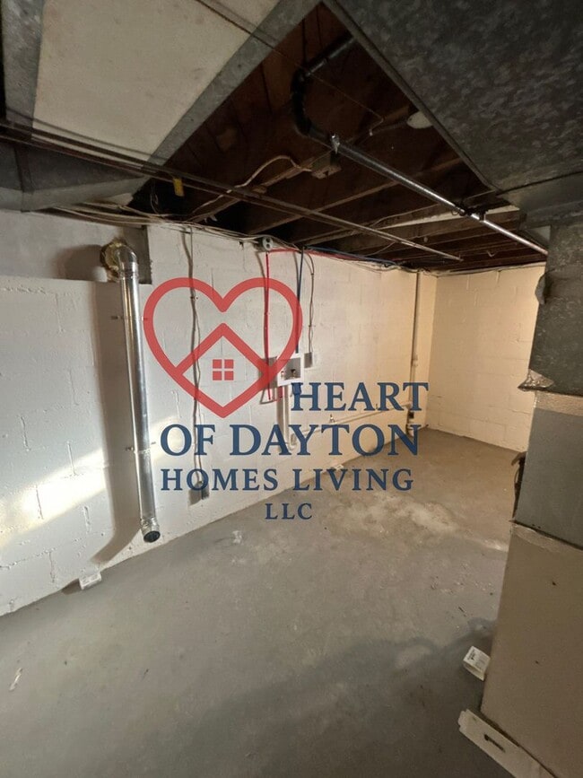 Building Photo - NEWLY RENOVATED 3BR/1BA