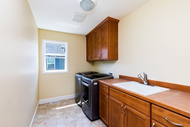 Building Photo - Beautiful 5 Bedroom 3 Bath Redmond Home!