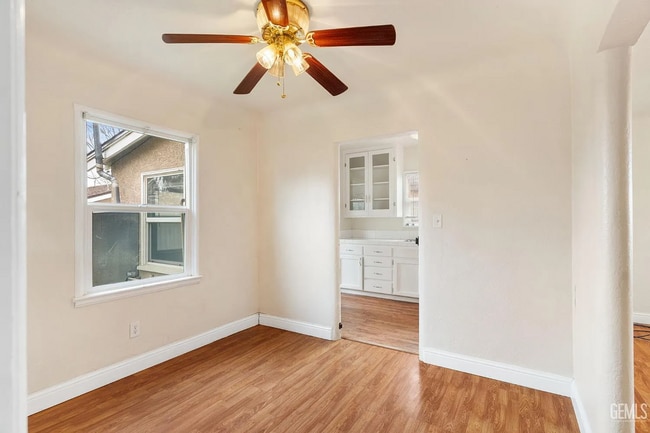 Building Photo - Cute 2+1